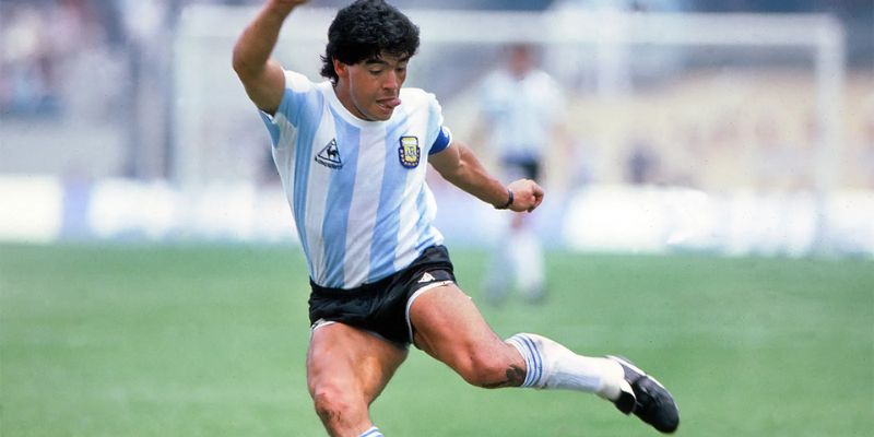 Diego Maradona với lối chơi đặc trưng và đầy ấn tượng