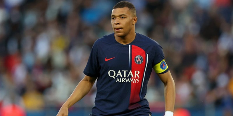 Kylian Mbappé trong màu áo của Paris Saint-Germain